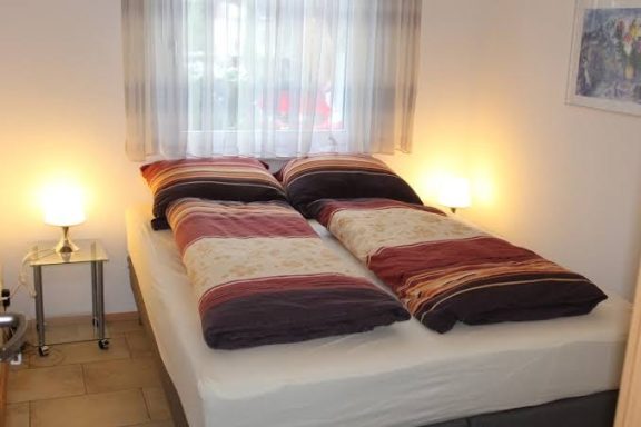 kleines Schlafzimmer im Erdgeschoss