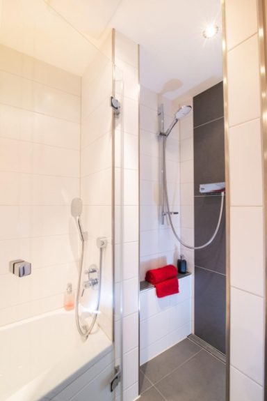 Dusche im Badezimmer
