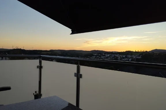 Balkon bei Sonnenuntergang