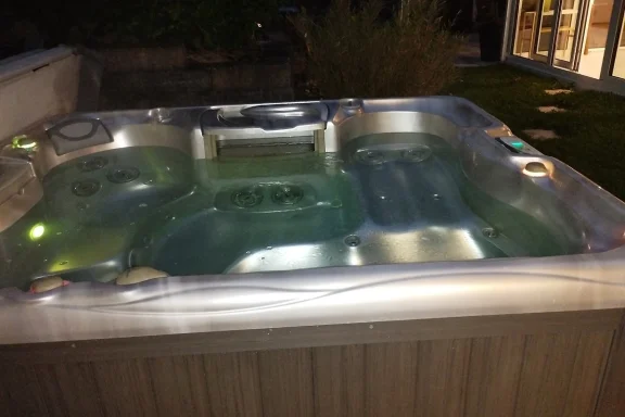 Whirlpool bei Nacht