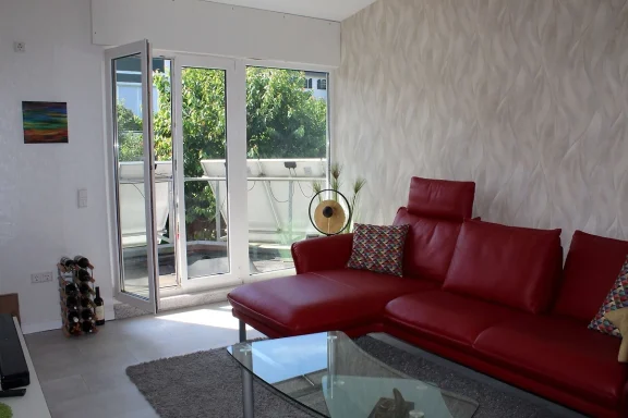 Blick vom Wohnzimmer auf Balkon